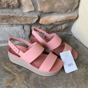 WOMEN’S CROCS BROOKLYN LOW WEDGE Size 7